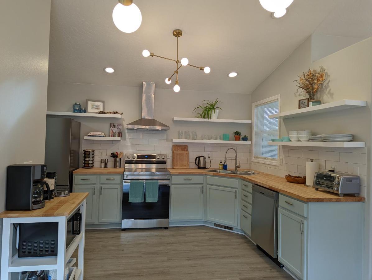 Contemporary 2-Bedroom Close To Downtown, Dining Eugene Bagian luar foto